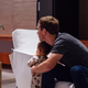 Zuck y su hija Max viendo los resultados de las elecciones presidenciales de Estados Unidos. Imagen: Mark Zuckerberg